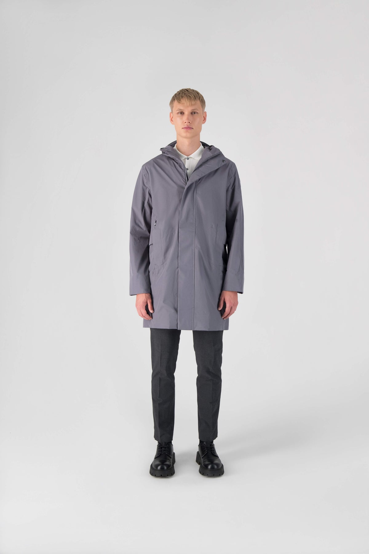 Upton long jacket in Concrete in 3-ply Micro Denier fabric with DWR coating, featuring a two-way zipper with magnetic closure, hidden mesh ventilation, and underarm vents. Designed for weather protection and tailored comfort.