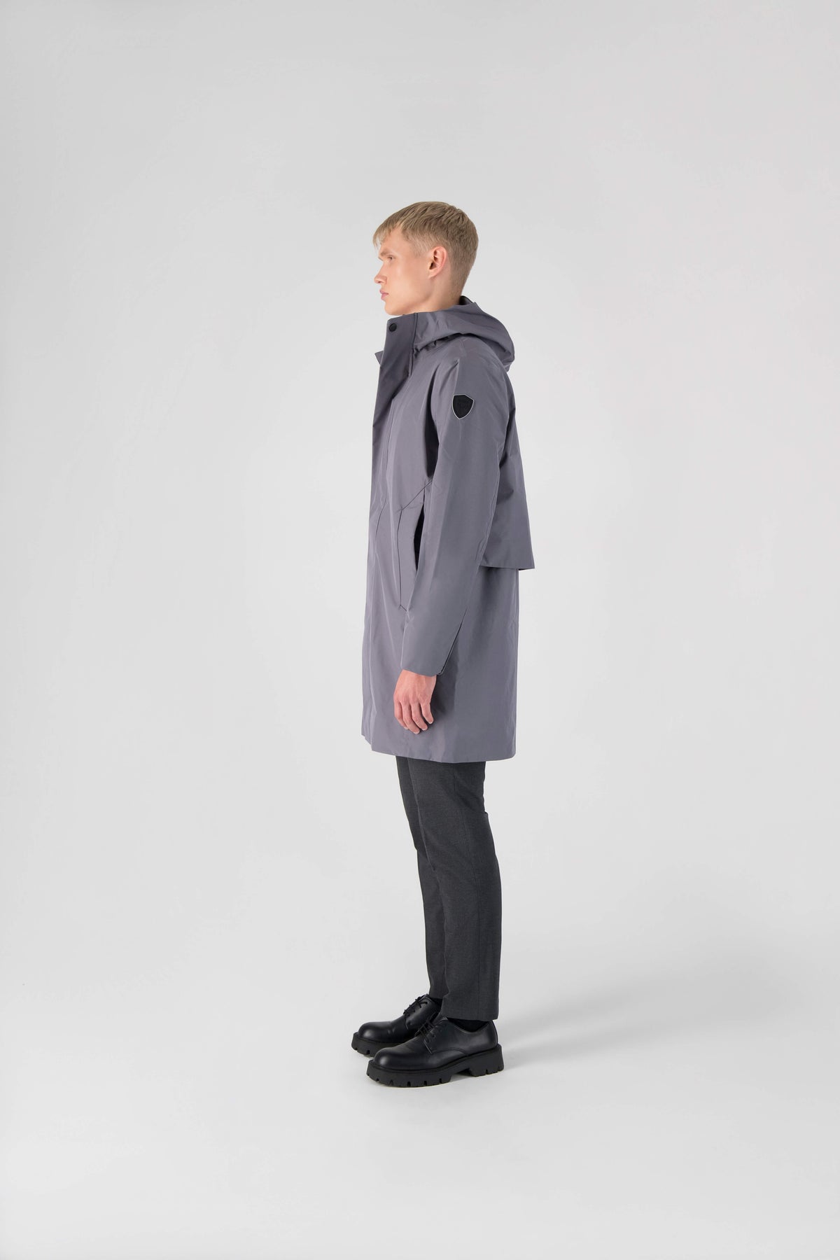 Upton long jacket in Concrete in 3-ply Micro Denier fabric with DWR coating, featuring a two-way zipper with magnetic closure, hidden mesh ventilation, and underarm vents. Designed for weather protection and tailored comfort.