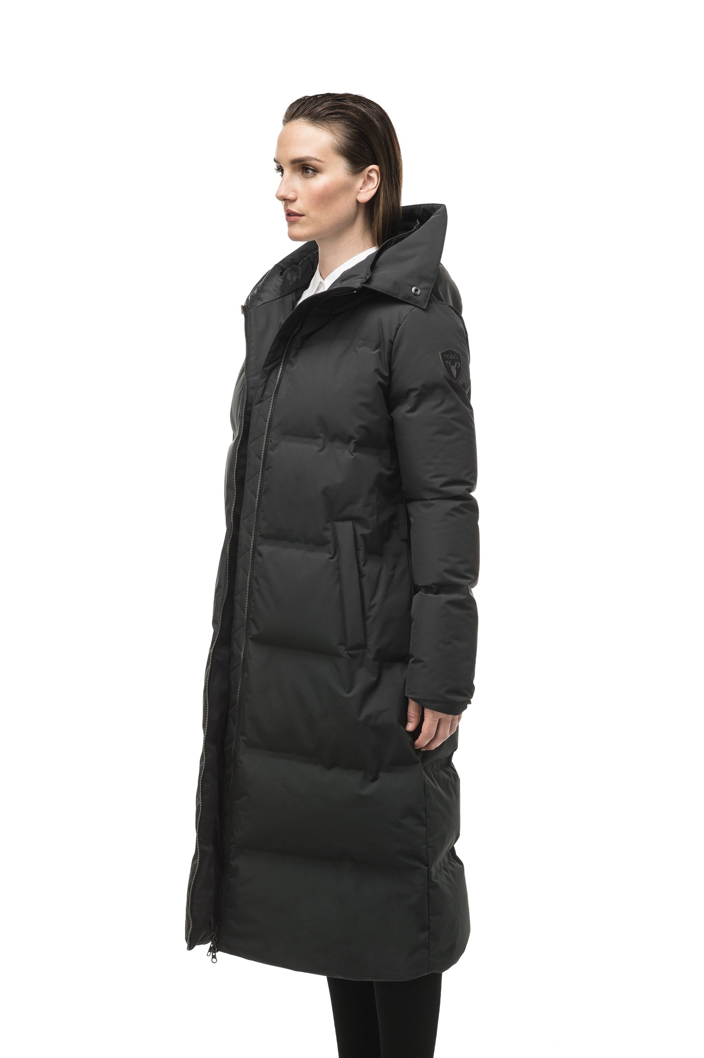 Women's ankle length puffer jacket with a minimalist modern design,ÃƒÆ’Ã†â€™Ãƒâ€ Ã¢â‚¬â„¢ÃƒÆ’Ã¢â‚¬Â ÃƒÂ¢Ã¢â€šÂ¬Ã¢â€žÂ¢ÃƒÆ’Ã†â€™Ãƒâ€šÃ‚Â¢ÃƒÆ’Ã‚Â¢ÃƒÂ¢Ã¢â€šÂ¬Ã…Â¡Ãƒâ€šÃ‚Â¬ÃƒÆ’Ã¢â‚¬Â¦Ãƒâ€šÃ‚Â¡ÃƒÆ’Ã†â€™Ãƒâ€ Ã¢â‚¬â„¢ÃƒÆ’Ã‚Â¢ÃƒÂ¢Ã¢â‚¬Å¡Ã‚Â¬Ãƒâ€¦Ã‚Â¡ÃƒÆ’Ã†â€™ÃƒÂ¢Ã¢â€šÂ¬Ã…Â¡ÃƒÆ’Ã¢â‚¬Å¡Ãƒâ€šÃ‚Â featuring an exposed zipper, and seamless puffer channels in Black